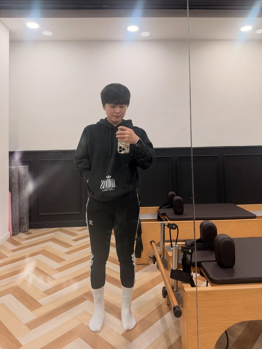 Photo by 검은별 on December 02, 2025. May be an image of sweatpants, turtleneck, sportswear and text.