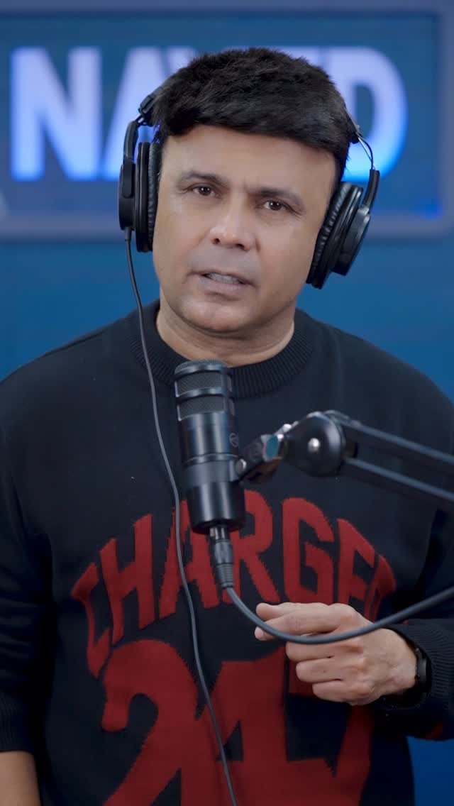 rjnaved 게시물 이미지: Sirf naam se kaise pehchaanoge? 
Truecaller...