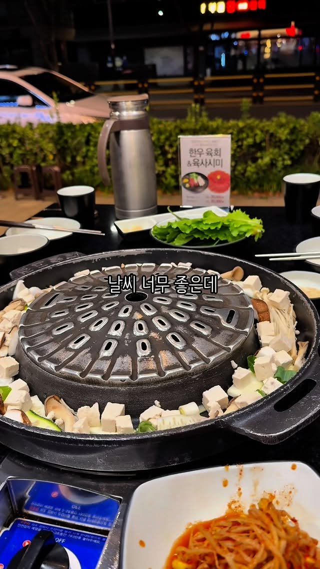 rjungcall 게시물 이미지: 내가 볼때만 사람이 없나벼
육회랑 육사시미는 다 팔려서 없음
생각해보면 고기집이...