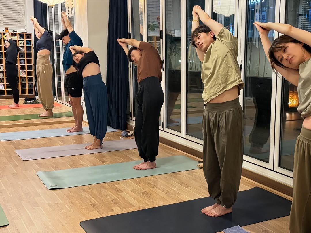 Photo by 려경 요가 on December 30, 2025. May be an image of yoga, dancing, activewear and text.