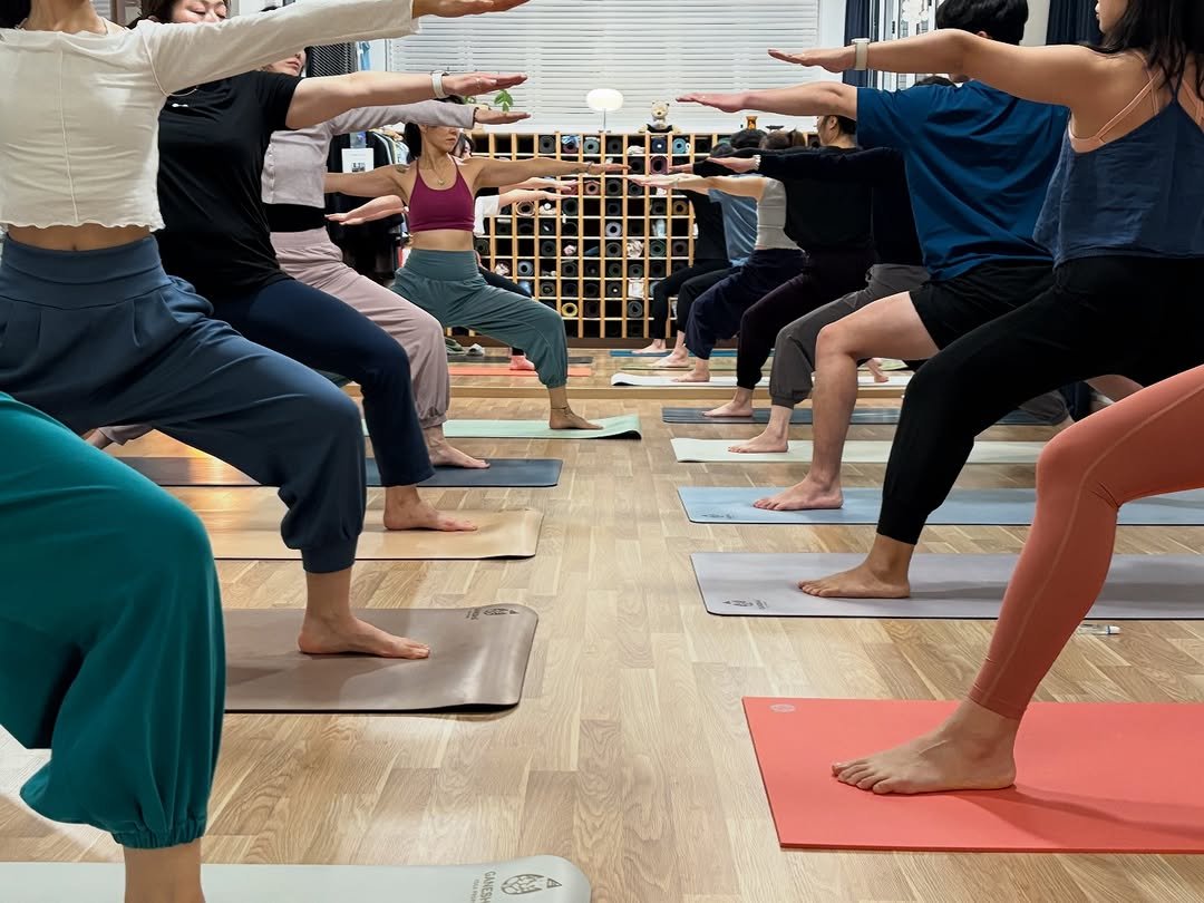 Photo by 려경 요가 on January 05, 2026. May be an image of yoga, dancing, activewear, mat and text.