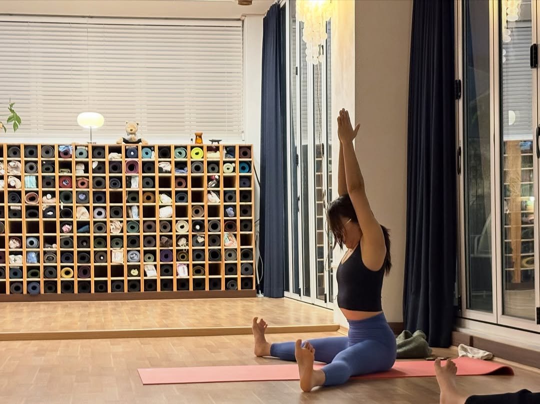 Photo by 려경 요가 on December 31, 2025. May be an image of yoga, activewear and text.