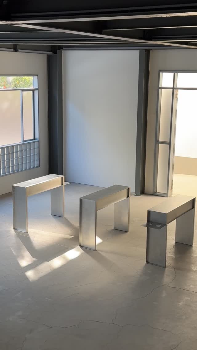 rkrn.kr 게시물 이미지: Designed for the studio, this table moves...