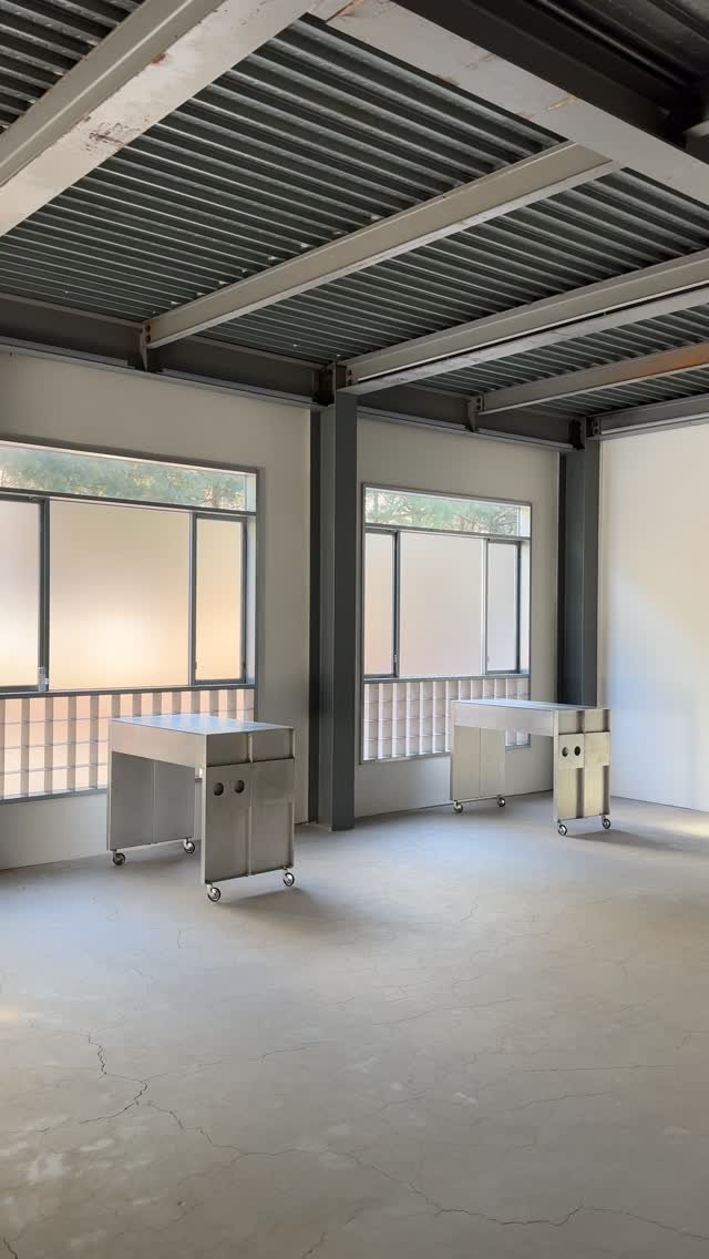 rkrn.kr 게시물 이미지: Designed for the studio, this table moves...