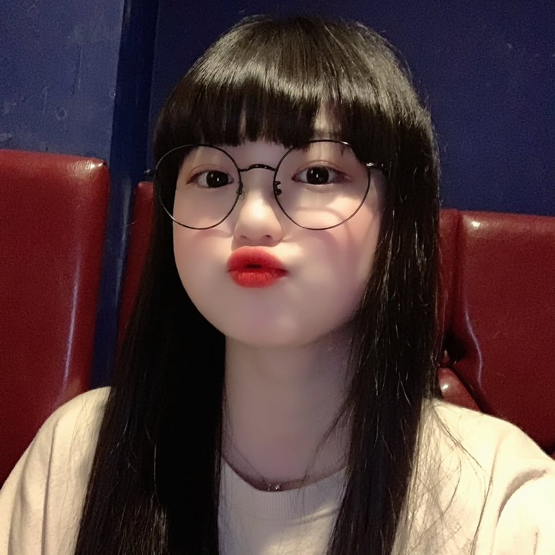 Photo by 기아한화커플⚾️ on October 15, 2025. May be a selfie of one or more people, hair, lipstick and eyeglasses.