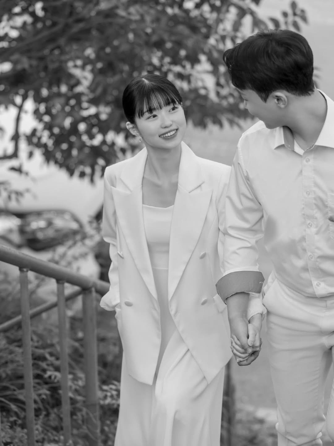 Photo by 기아한화커플⚾️ on August 07, 2025. May be a black-and-white image of 2 people, people kissing, suit and text.
