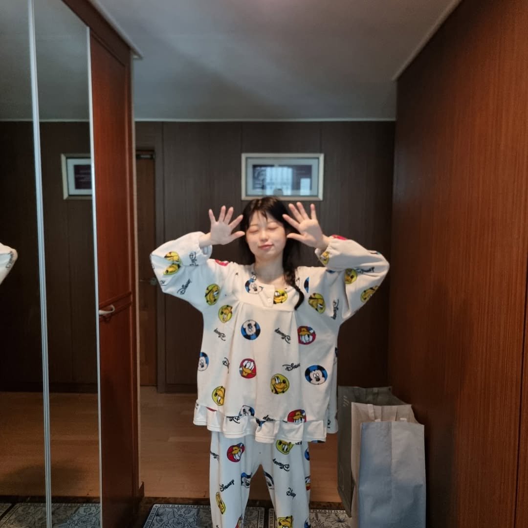 Photo by 기아한화커플⚾️ on August 15, 2025. May be an image of 1 person, sleepwear, bath robe, robe and text.