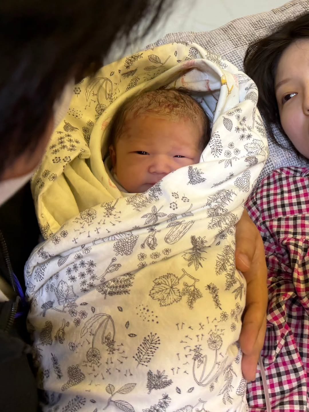 Photo shared by 기아한화커플⚾️ on March 17, 2026 tagging @ddu_bbi, and @real_chaltteok. May be an image of baby, sleeping, sling, blanket, hospital and text.