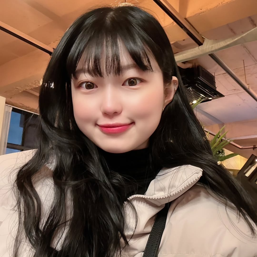Photo by 기아한화커플⚾️ on November 21, 2025. May be a selfie of one or more people, hair, parka, turtleneck and text.