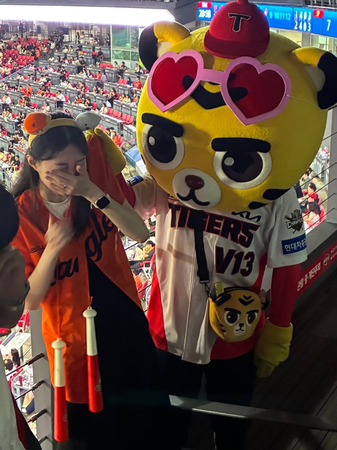 Photo shared by 기아한화커플⚾️ on September 18, 2025 tagging @86fallo. May be an image of 1 person, playing baseball, stadium and text.