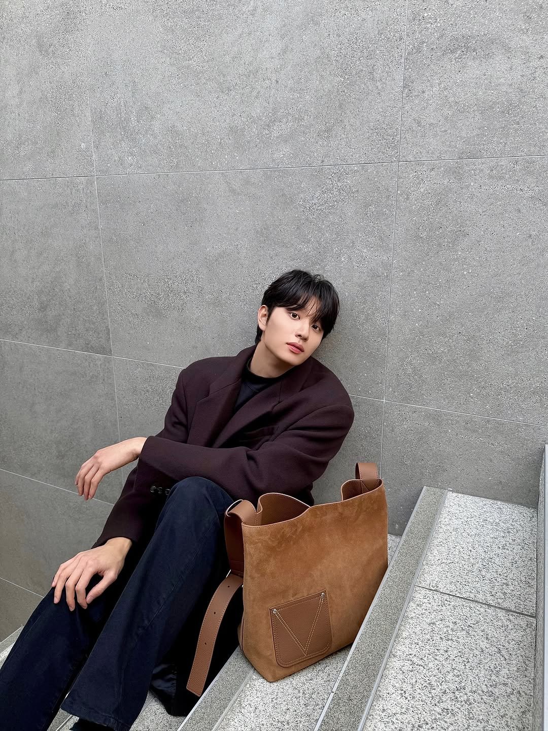 Photo shared by 김재원 on November 06, 2025 tagging @louisvuitton. May be an image of duffle coat and briefcase.