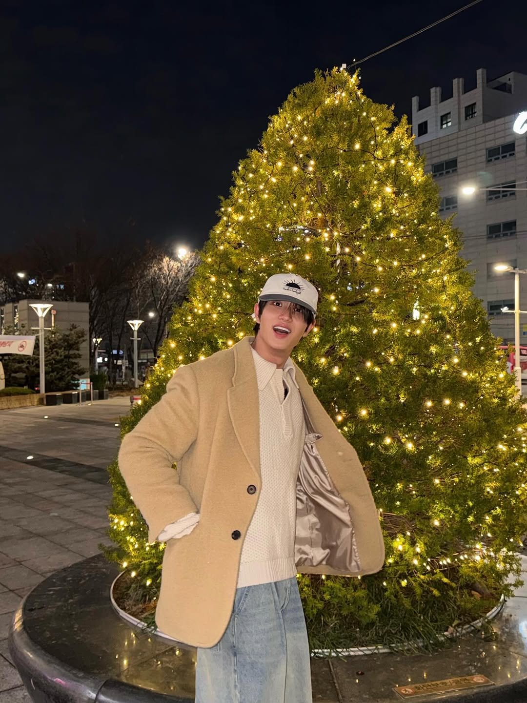 Photo by 김재원 on December 16, 2025. May be an image of christmas tree, duffle coat, overcoat, hat, jacket, parka and beret.