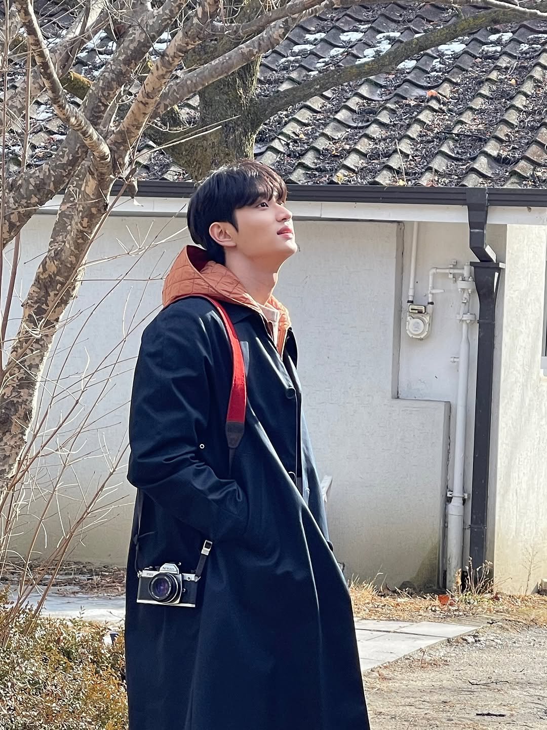 Photo by 김재원 on September 13, 2025. May be an image of 1 person, duffle coat and overcoat.