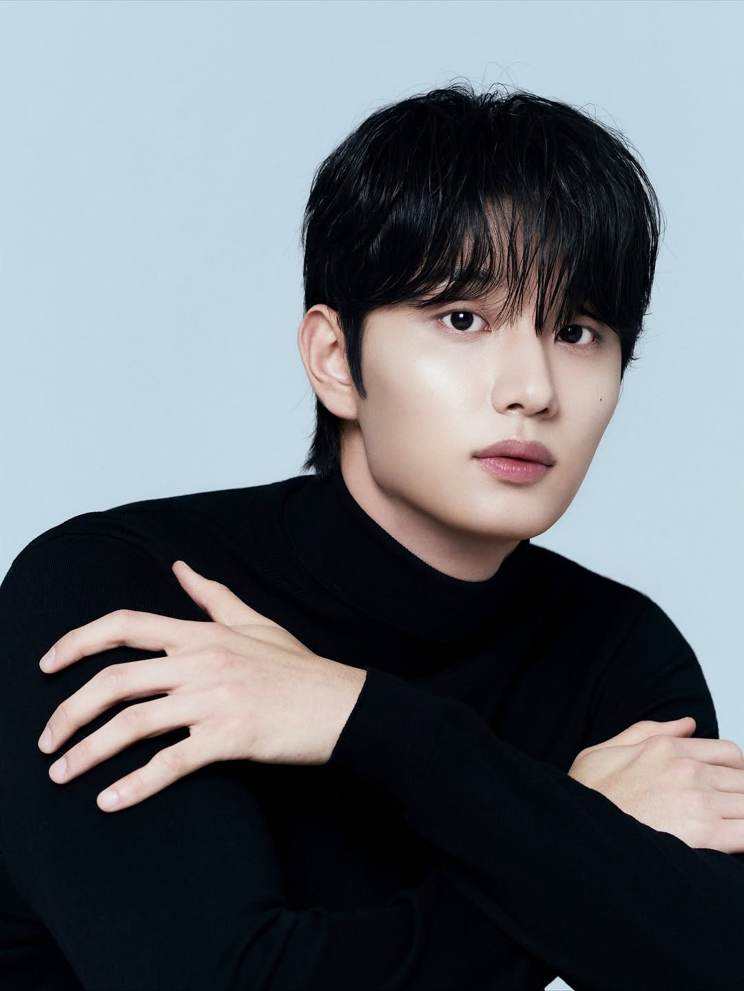 Photo shared by 김재원 on November 11, 2025 tagging @mystic.actors, and @gilsuho. May be an image of one or more people, bangs, bolo tie and text.