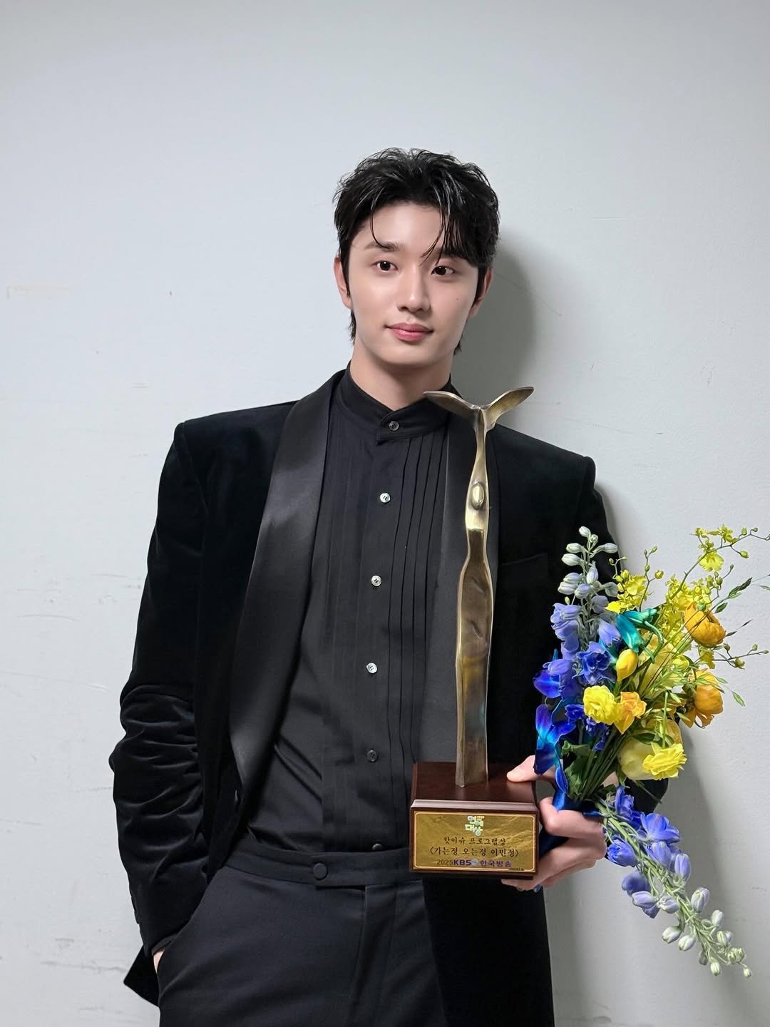 Photo by 김재원 on December 20, 2025. May be an image of dinner jacket, bolo tie and text.