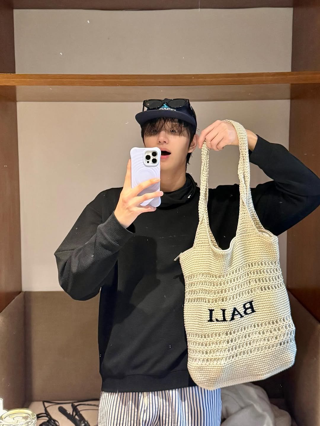 Photo by 김재원 on January 12, 2026. May be an image of hat, sweatpants, clothes hanger, grocery bag, cornflower and text.