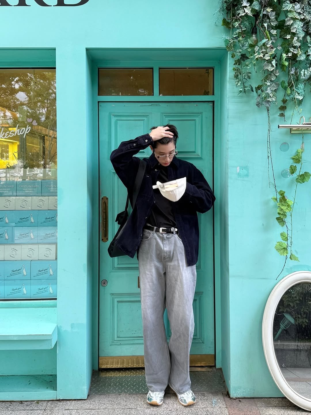 Photo by 김재원 on September 20, 2025. May be an image of 1 person, overcoat, wingtip shoes, duffle coat and cornflower.