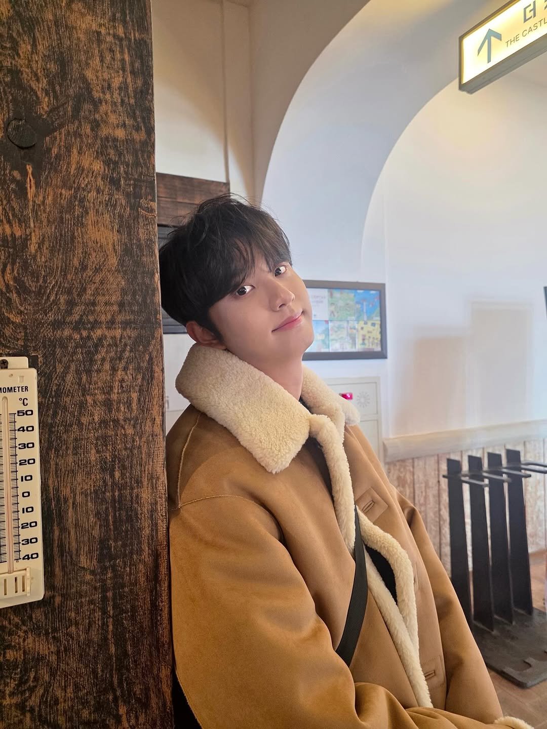 Photo by 김재원 on January 18, 2026. May be an image of one or more people, hair, duffle coat, overcoat, parka, cornflower and text.