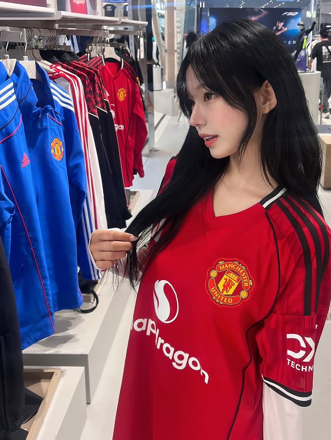 Photo by 은방울 on August 08, 2025. May be an image of 2 people, sportswear, sports equipment, top and text.