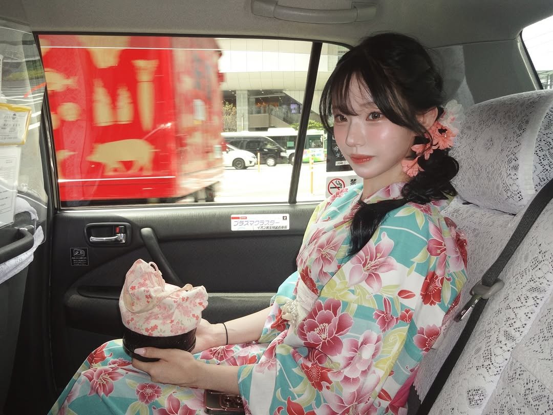 Photo by 은방울 on September 03, 2025. May be an image of robe and bath robe.