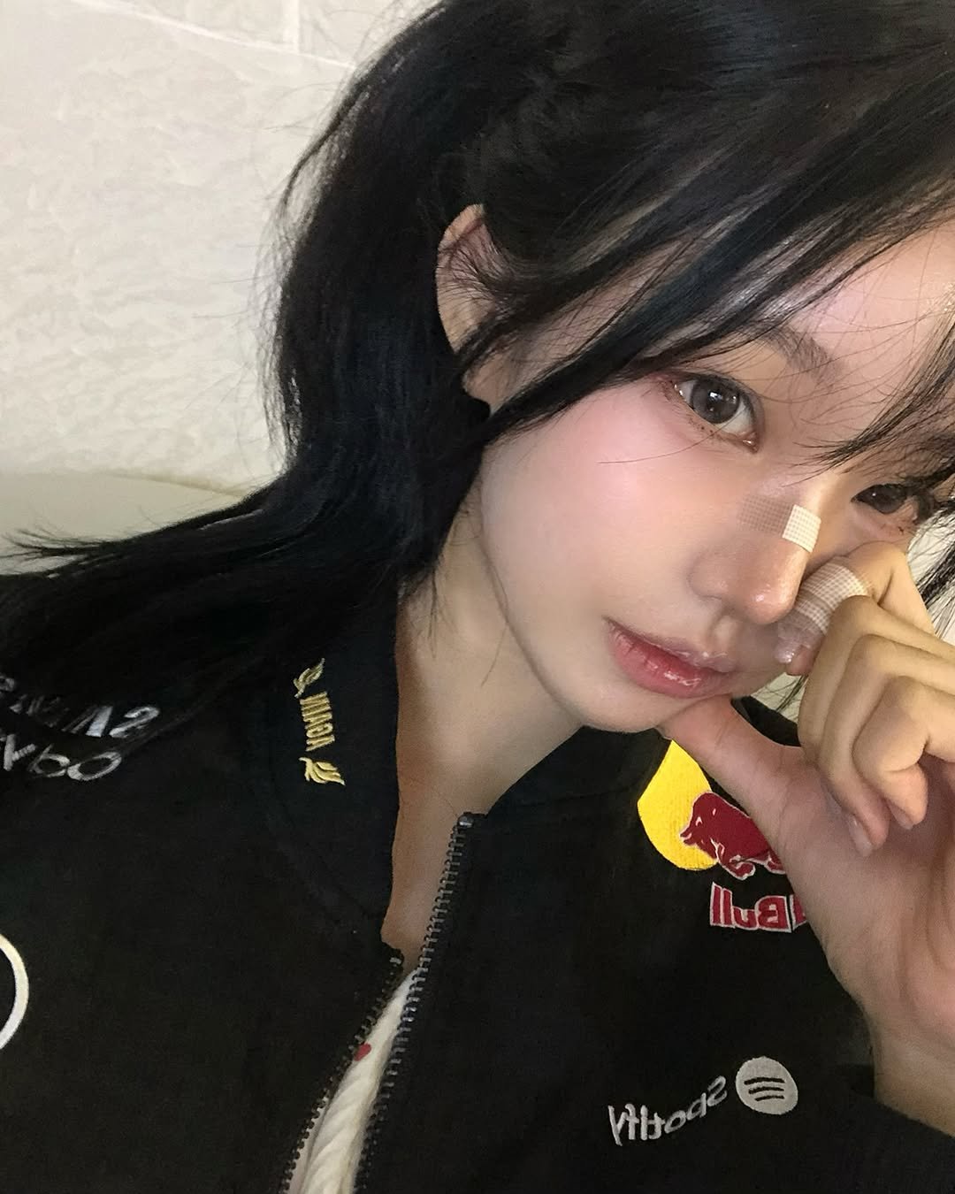 Photo shared by 은방울 on November 09, 2025 tagging @t1lol, and @lckofficial. May be a selfie of ‎one or more people, hair, top and ‎text that says '‎P ة ገ แบย Vitode 你‎'‎‎.