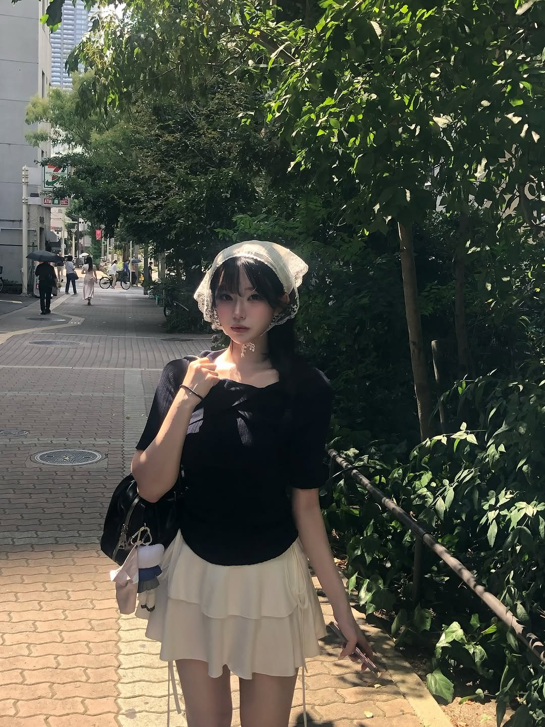 Photo by 은방울 on September 25, 2025. May be an image of 4 people, miniskirt and text.