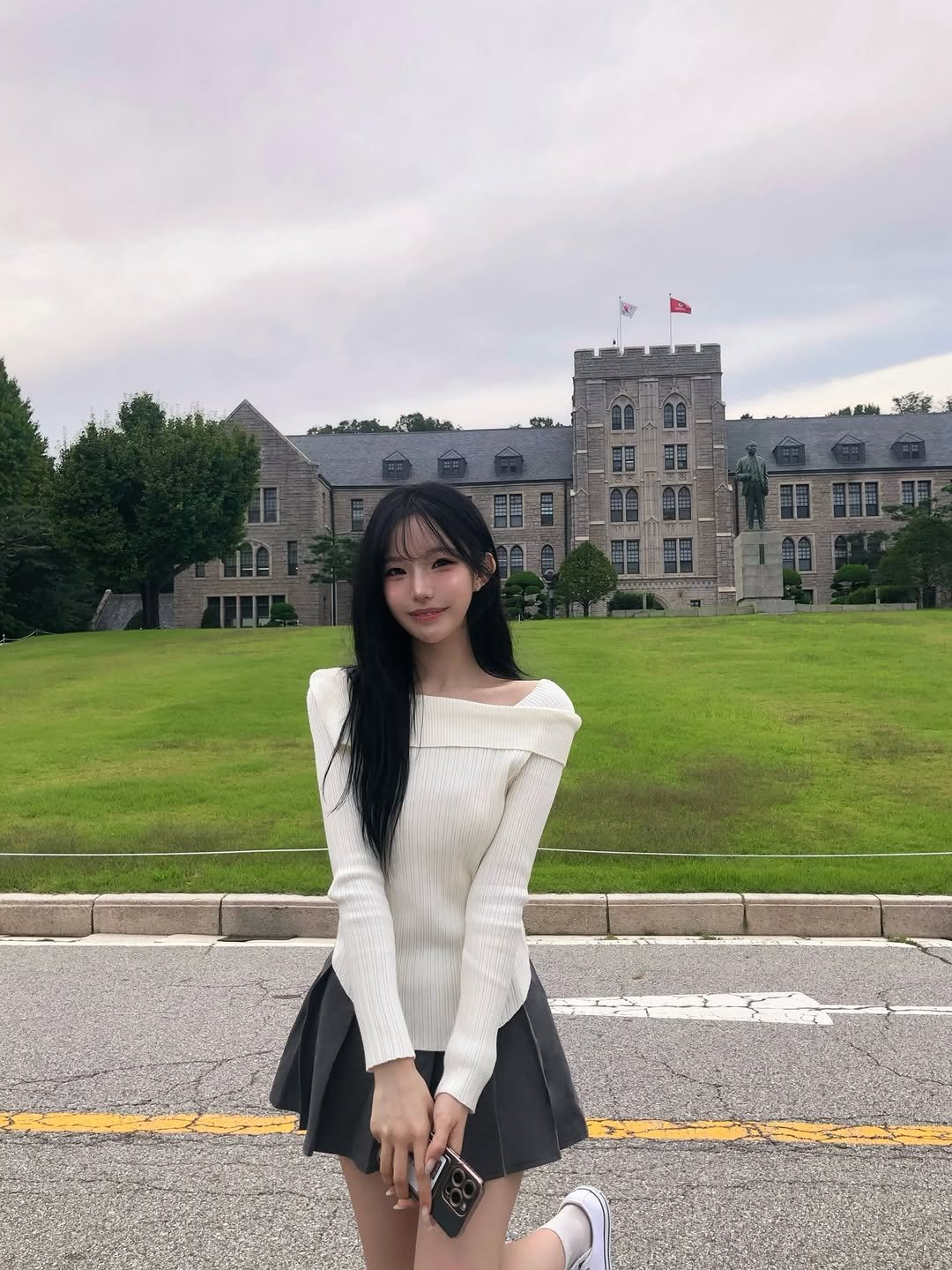 Photo by 은방울 on October 08, 2025. May be an image of miniskirt.