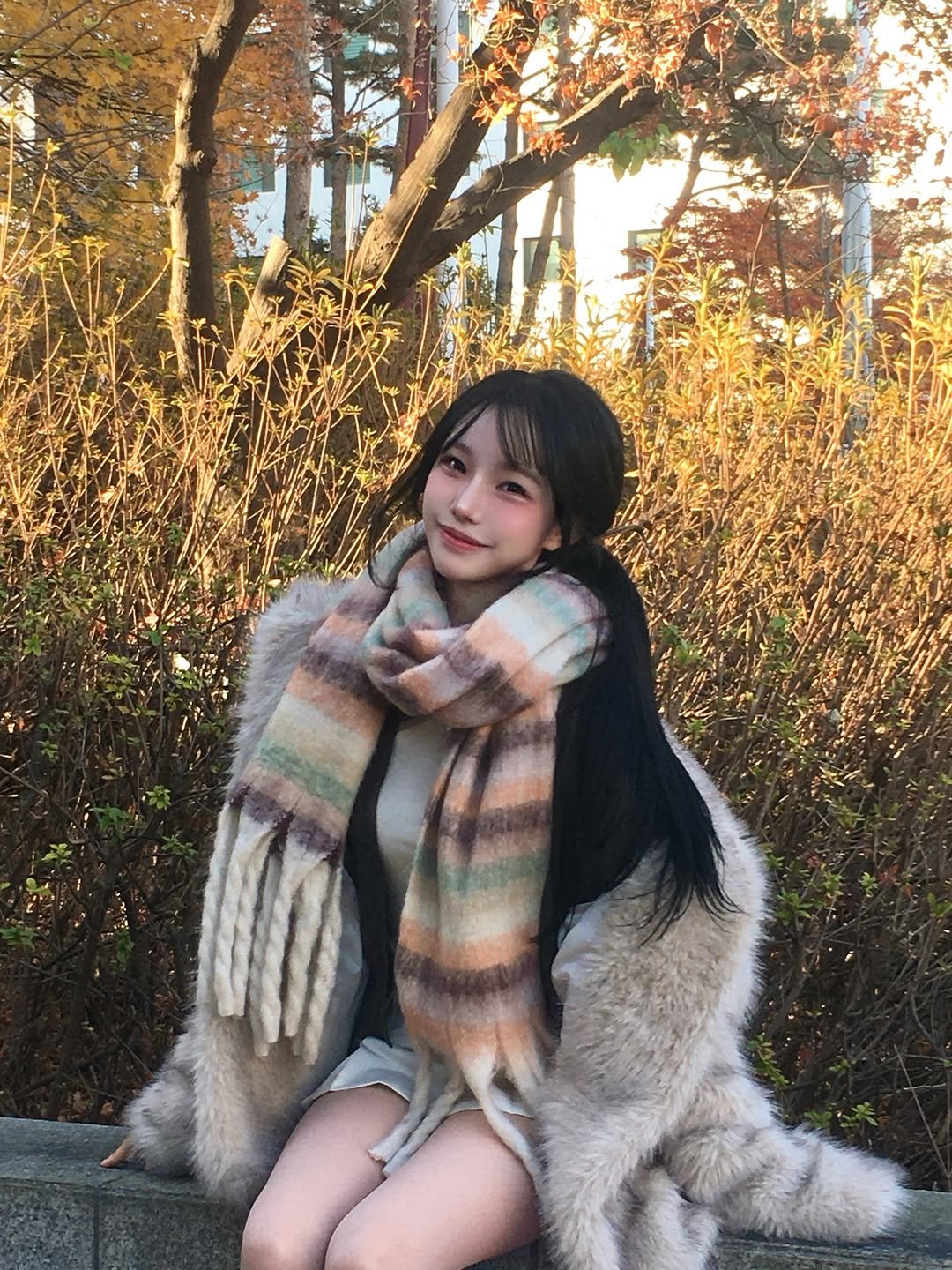 Photo by 은방울 on December 03, 2025. May be an image of scarf, duffle coat and parka.