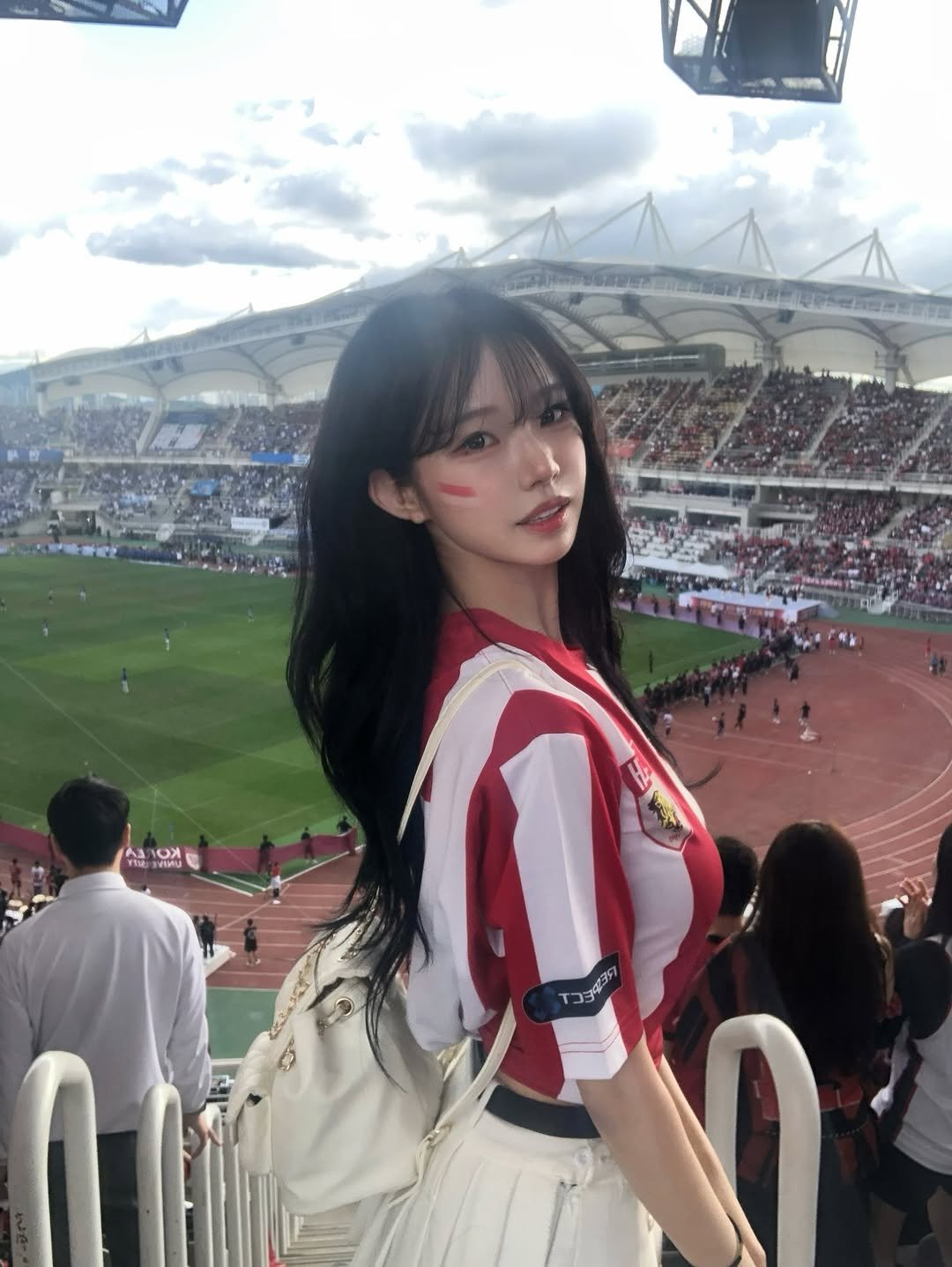 Photo by 은방울 on September 23, 2025. May be an image of 4 people, hair, stadium and text.