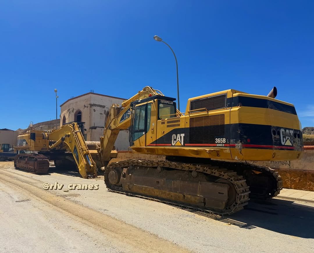 rlv_cranes 게시물 이미지: Cat 365B L ME Series II x2

#caterpillar...