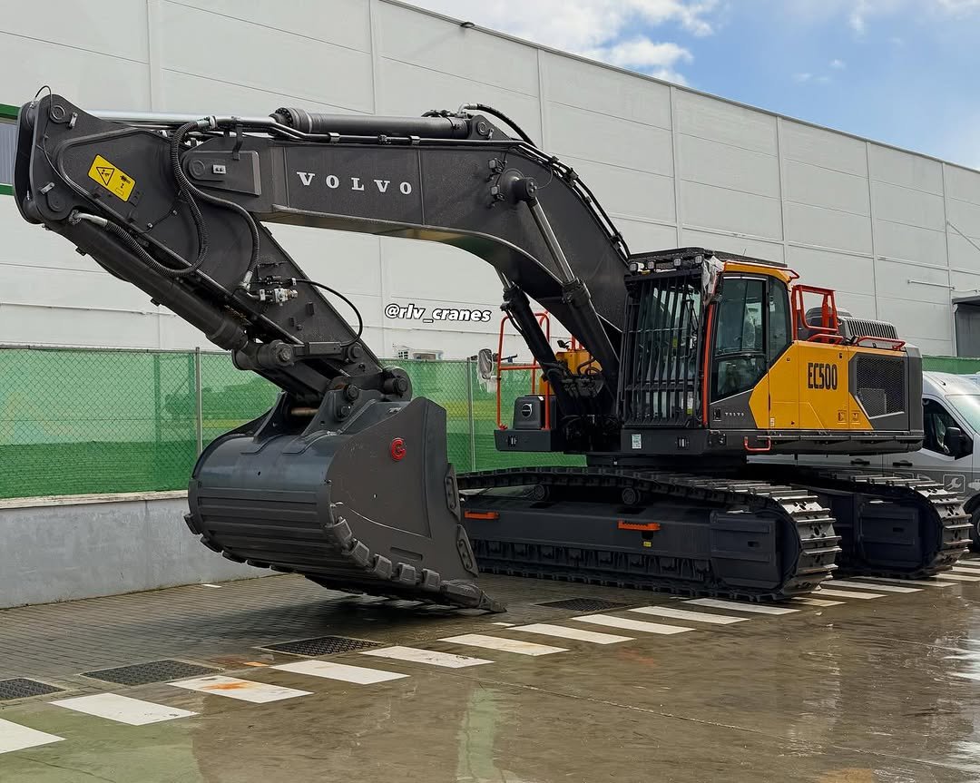 Photo shared by Renato on February 14, 2026 tagging @volvoce_emea, and @ascendummaquinariaespana. May be an image of crane, forklift and text that says 'A H 4l VOLVO V 0 V @rlv_cranes @rlv'.