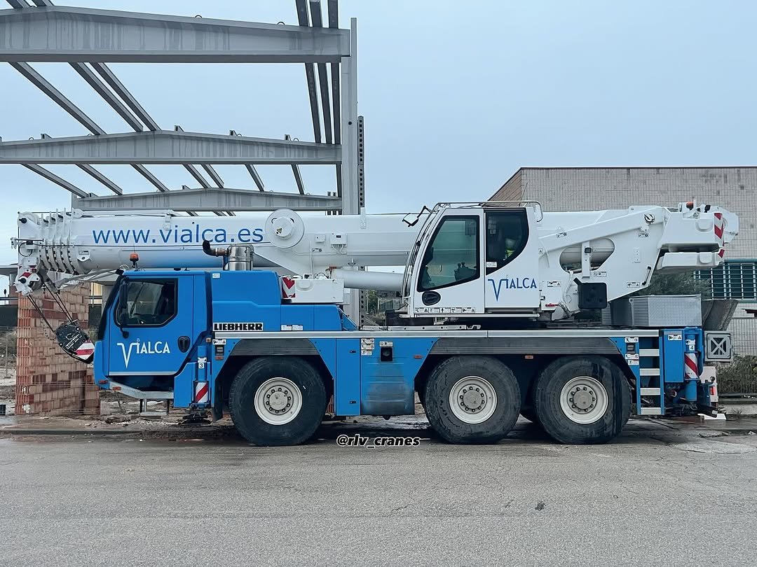 Photo by Renato on February 09, 2026. May be an image of service vehicle, generator, forklift, crane and text.