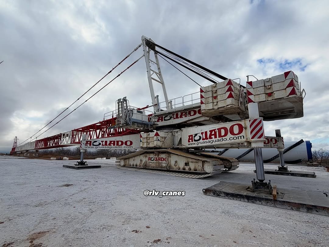 Photo by Renato on December 28, 2025. May be an image of crane, barge and text that says 'AQUADO www.gruasaguado. .com WWW. C থক @rlv_cranes @rlv_ _cranes'.