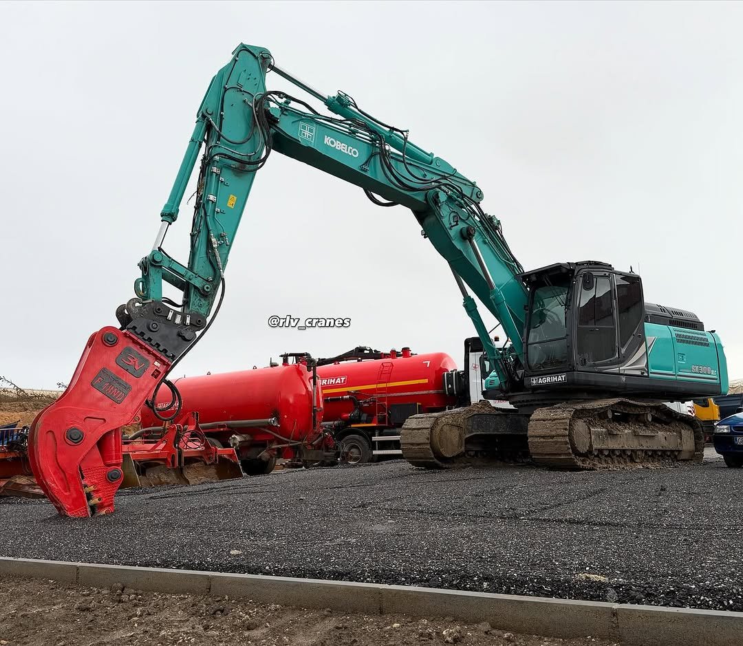 Photo shared by Renato on December 30, 2025 tagging @kobelcoeurope, and @agrihatsl. May be an image of scraper, crane and text.