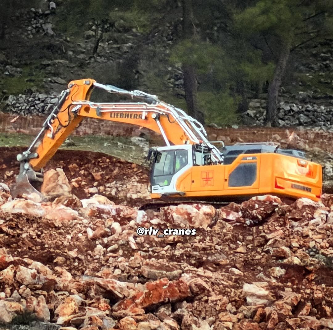 Photo shared by Renato on December 24, 2025 tagging @agrihatsl, and @maquinaria_imesur_sa. May be an image of scraper and text that says 'LIEBHERR IFR @rlv_ rlv_cranes cranes'.