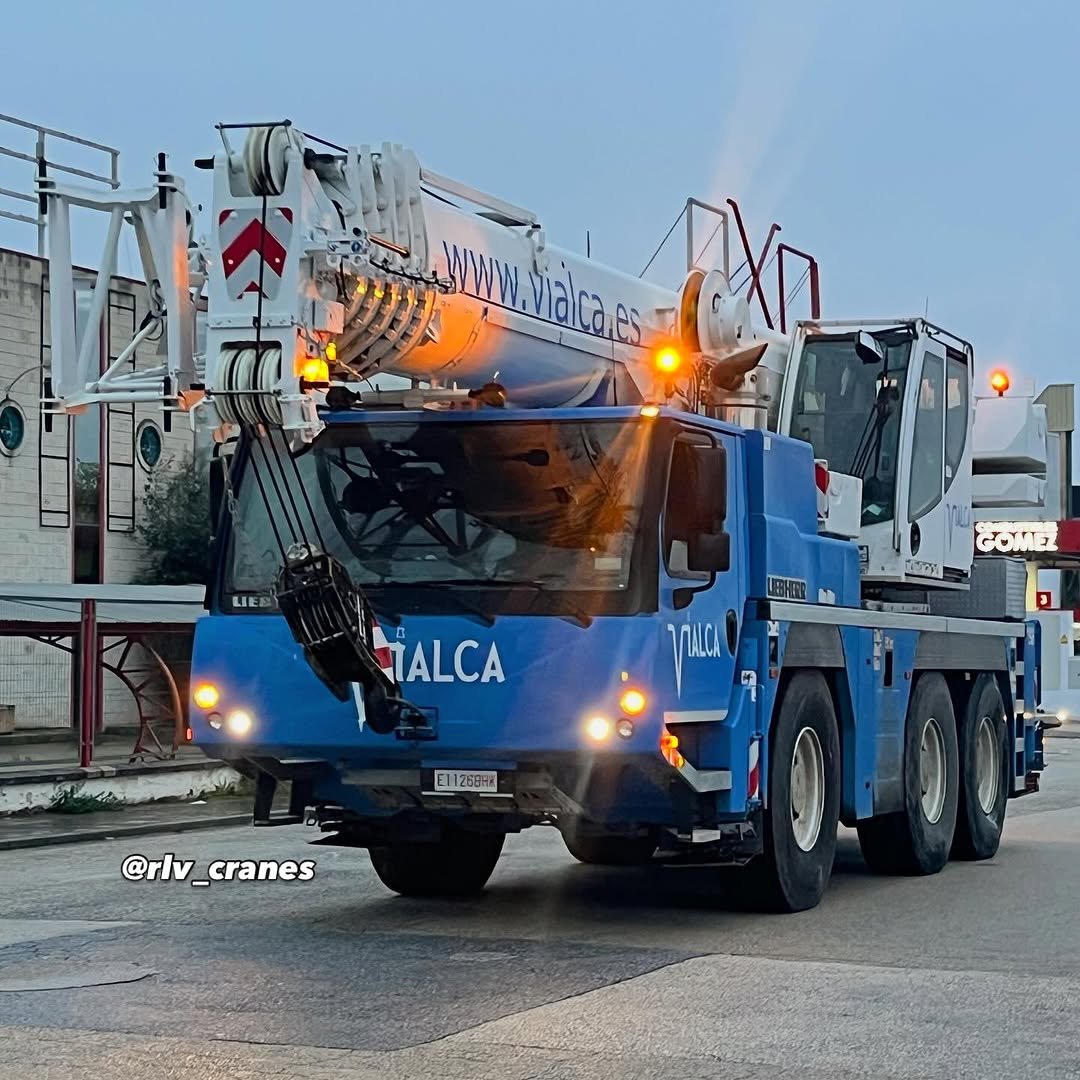 Photo by Renato on January 05, 2026. May be an image of ‎generator, vehicle, crane and ‎text that says '‎WWW vialcaes www.vialcaes eXn LIE ኢጎግዝ זל GOME TALCA C13C00l E11258H6 @rlv_cranes @rlv_‎'‎‎.