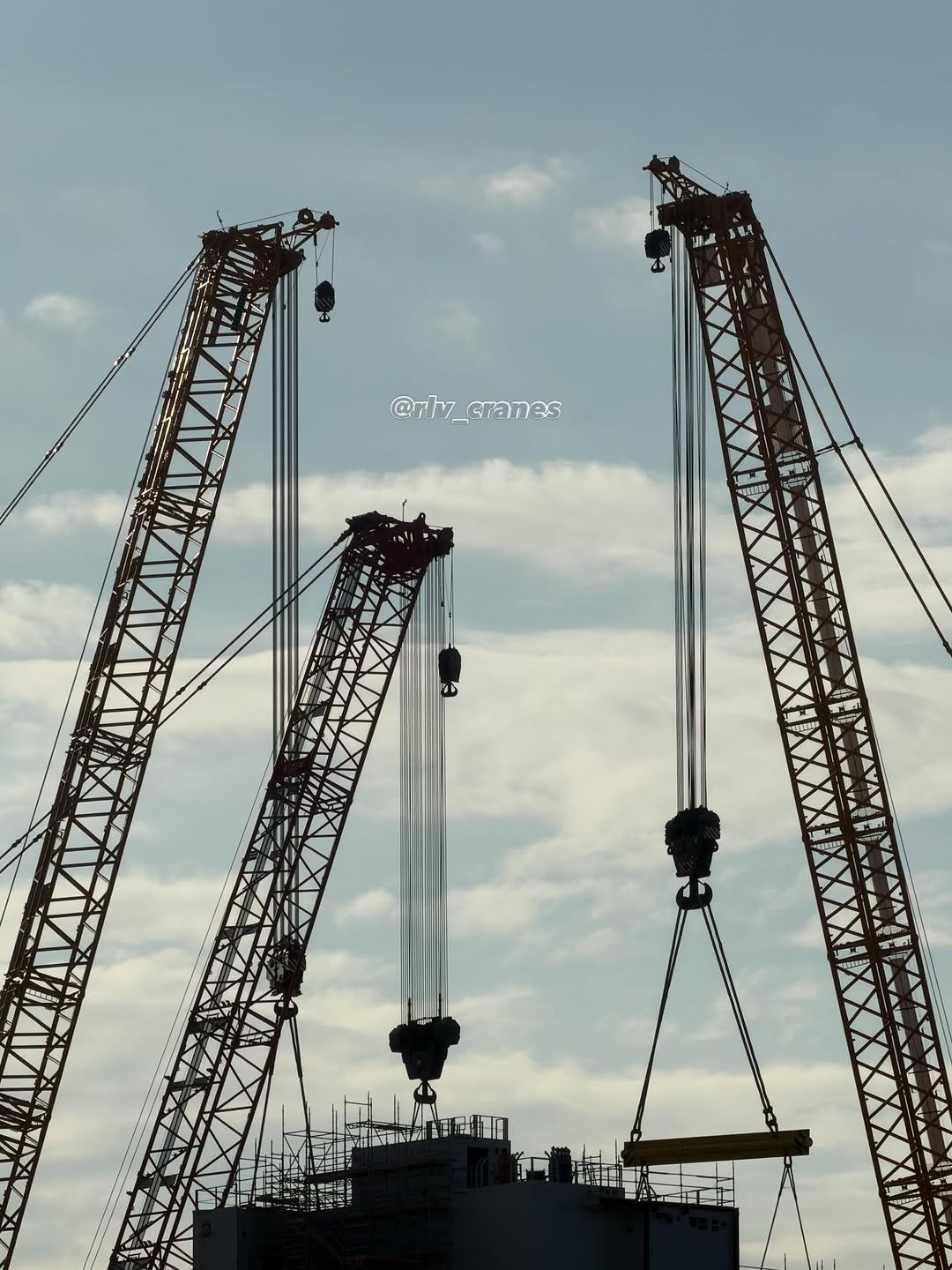 rlv_cranes 게시물 이미지: Think big.

Liebherr LR 11000
Liebherr LR...
