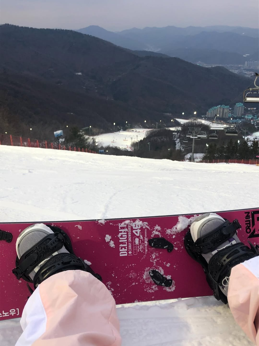 Photo by 노정화 on December 29, 2025. May be an image of snowboarding, ski slope and text that says '税強 DELIGH IGRAY WOMBO |GRAYSNOMBOA 4 노우]'.