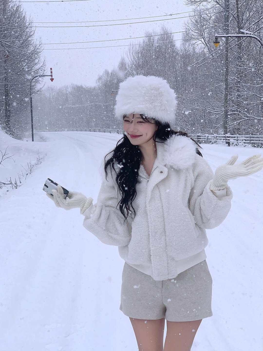 Photo shared by 노정화 on December 19, 2025 tagging @dayroze_official. May be an image of snowball, snowsuit, parka, ski slope, snow and text.