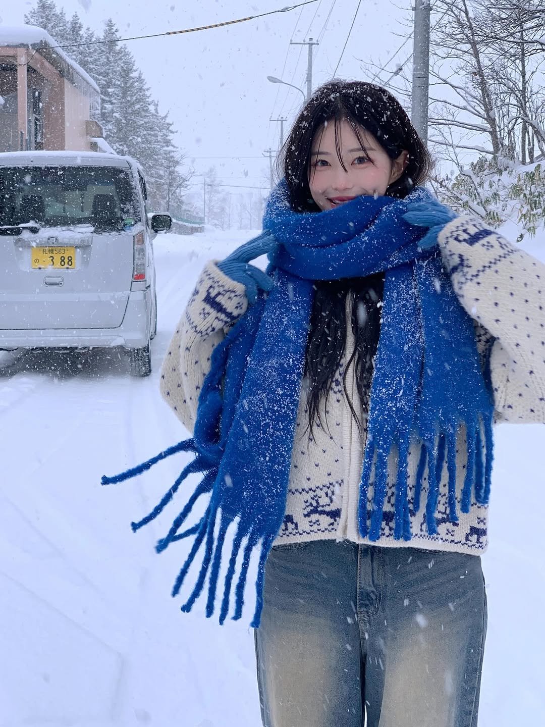 Photo by 노정화 on October 24, 2025. May be an image of scarf, snowball, turtleneck, parka, shawl and snow.