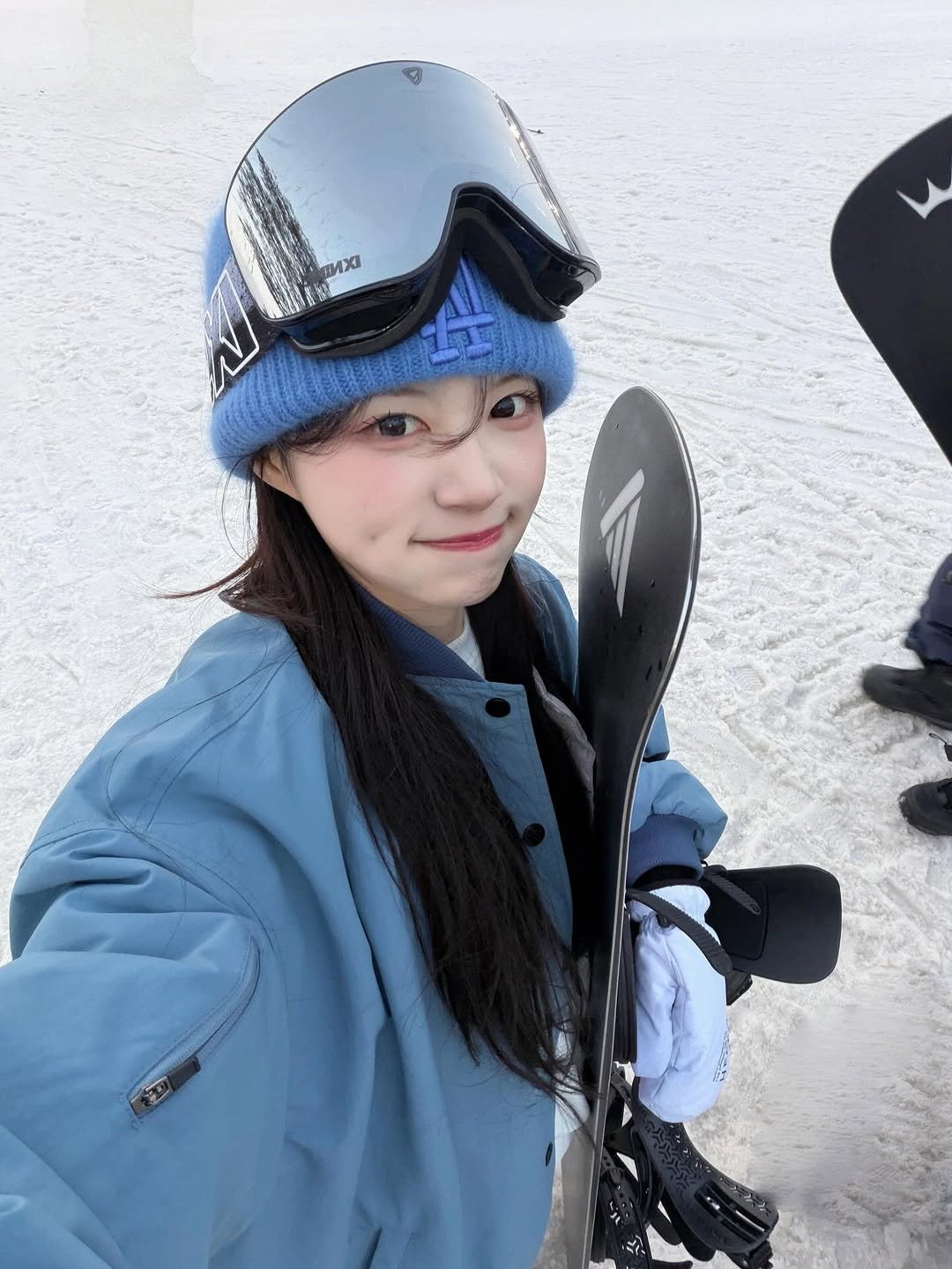 Photo by 노정화 on February 15, 2026. May be an image of snowboarding, snowsuit, ski, ski slope, snow and text.