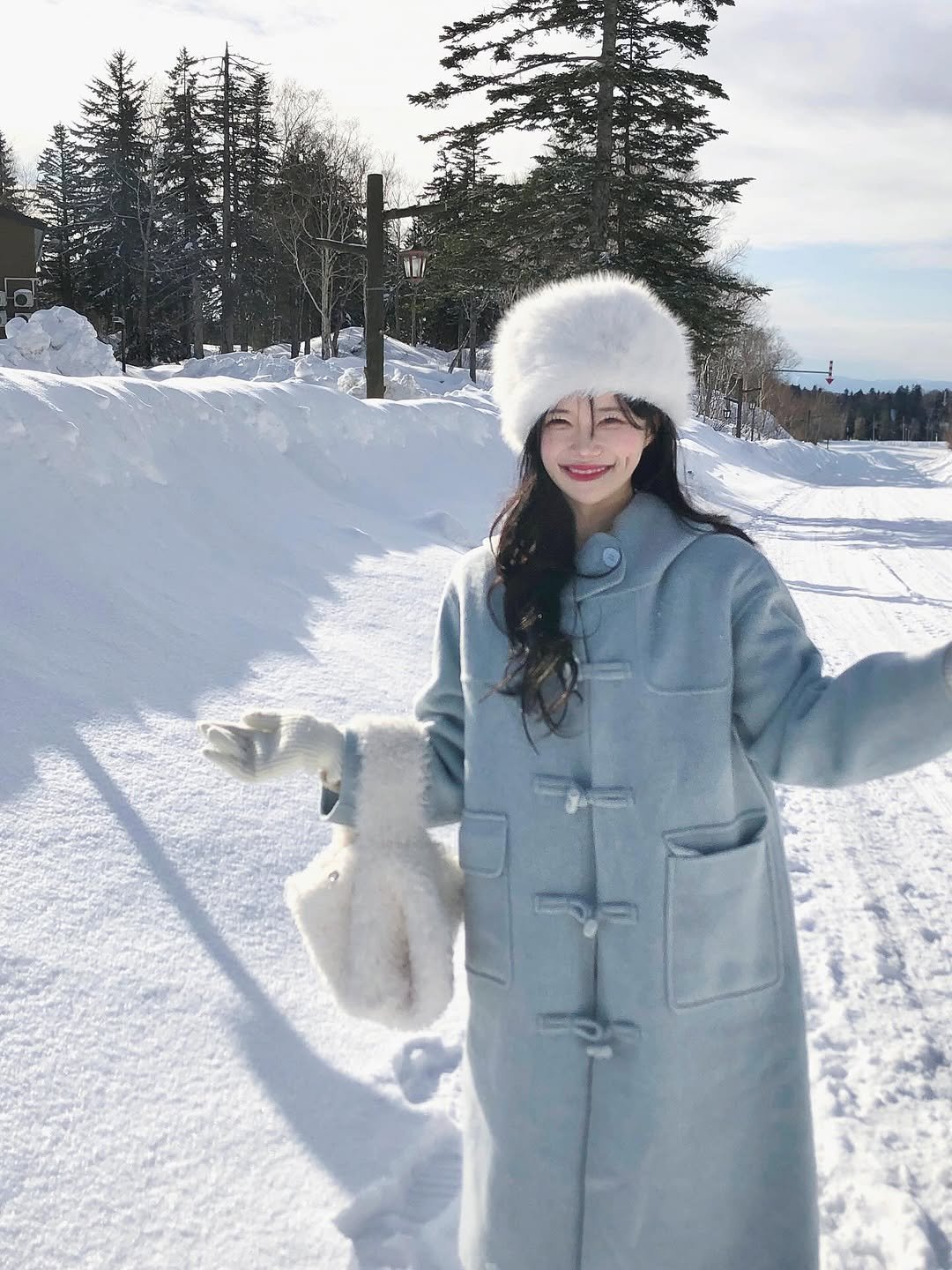 Photo by 노정화 on December 15, 2025. May be an image of duffle coat, overcoat, goosedown coat, sable coat, snowsuit, parka, ski slope, snow and text.