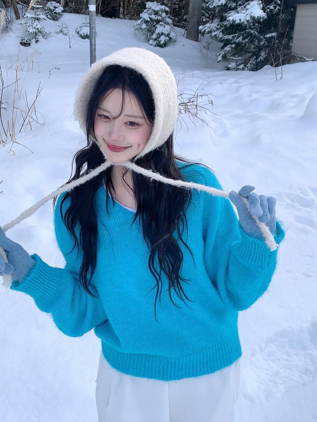 Photo shared by 노정화 on December 18, 2025 tagging @dayroze_official. May be an image of snowman, knit, parka, snow and text.