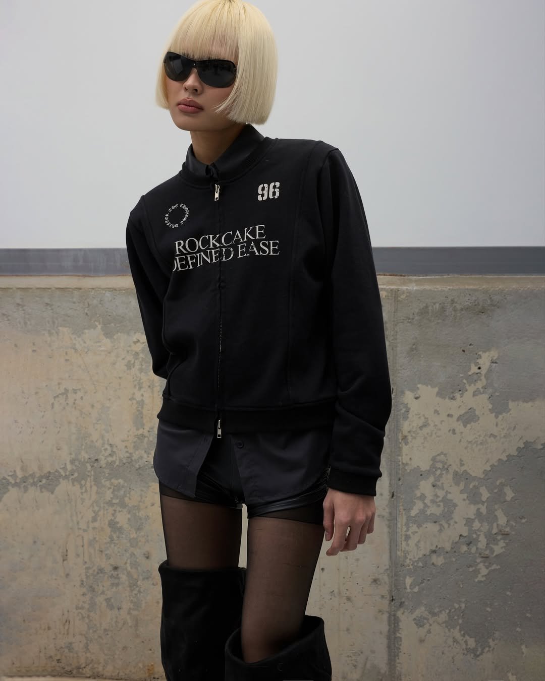 Photo by ROCKCAKE on November 24, 2025. May be an image of flight jacket, turtleneck, sweatshirt, sportswear and text that says '96 EFNEDEASE EACISESE ASE ROCKCAKE ROCK CAKE EFINEL'.