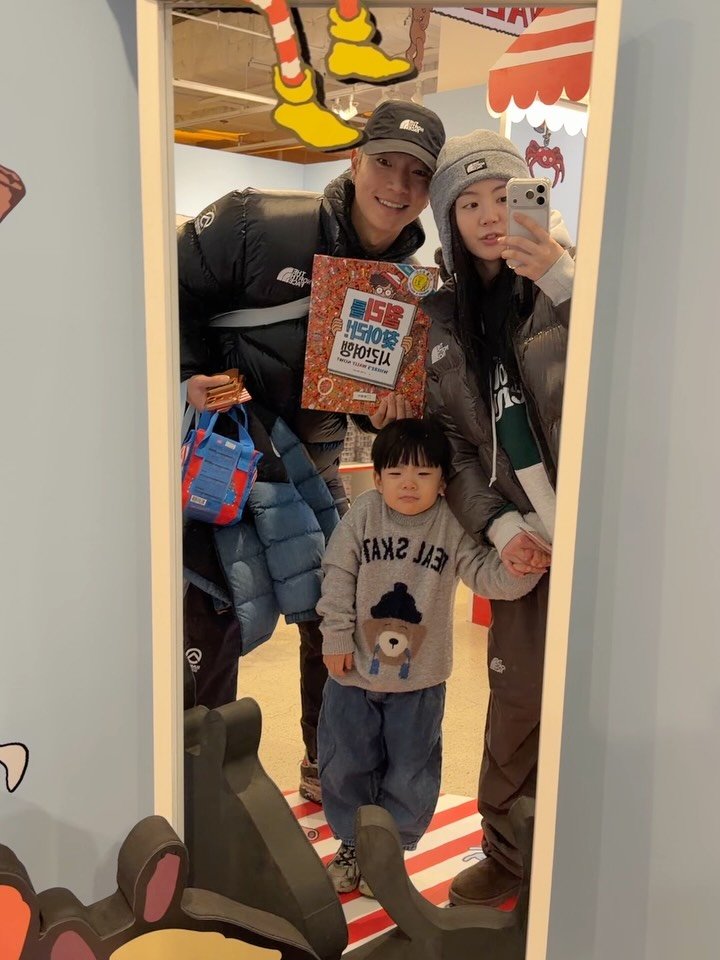 rockchaeeun 게시물 이미지: 윌리가 아니라 월리! 🎬❤️
어릴 땐 그냥 숨은그림찾기였는데,
커서 보니까 이거…...