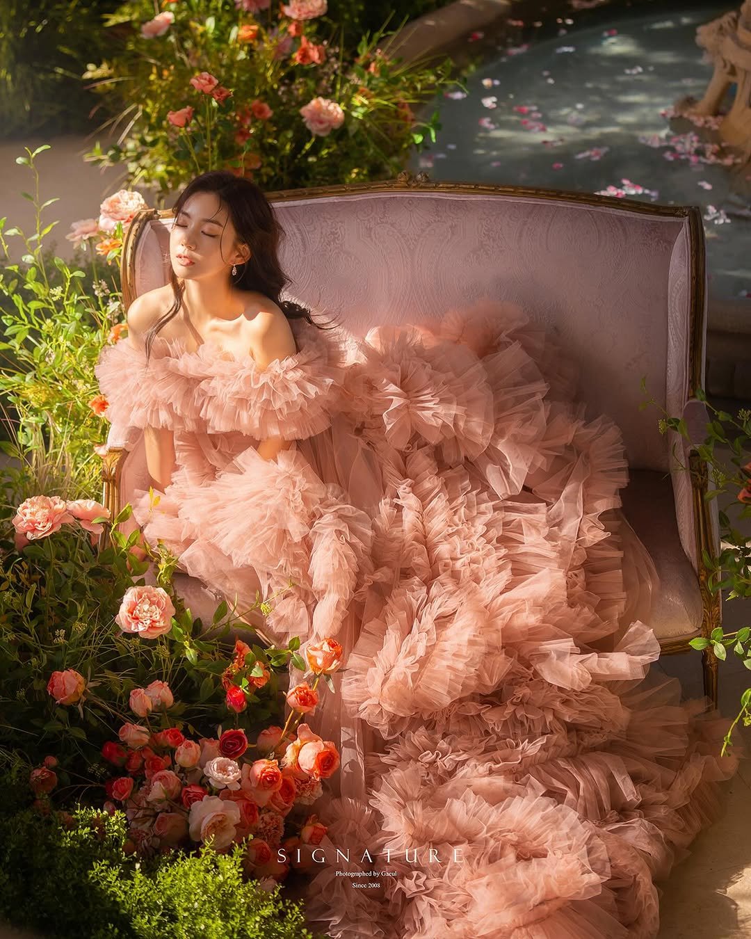 Photo shared by 락채은 (Freelance Model) on May 12, 2024 tagging @makeupmiso, @park_hyo_sim, @yenacat, @rockchaeeun_wedding, and @gaeul_signature.