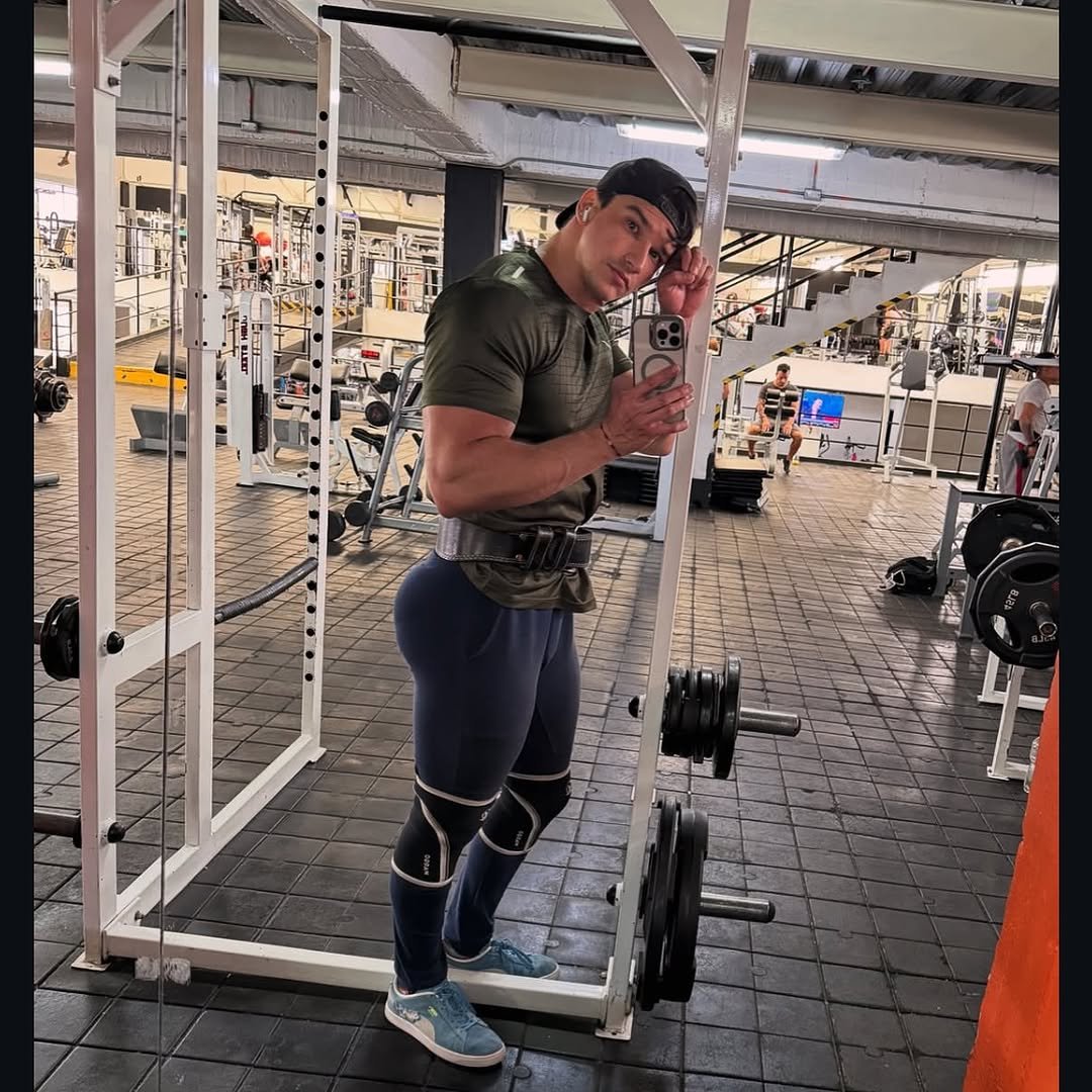 Photo by Rocko on September 04, 2025. May be an image of 4 people, biceps, people bodybuilding, tights, barbell and text.