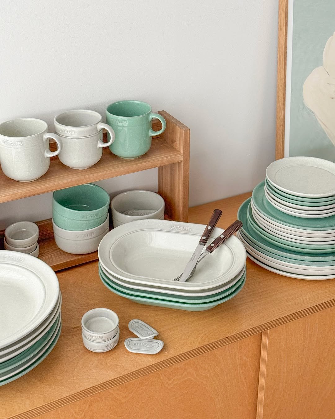 Photo by 로코하우스 ROCO HOUSE on September 25, 2025. May be an image of coffee cup and plate rack.