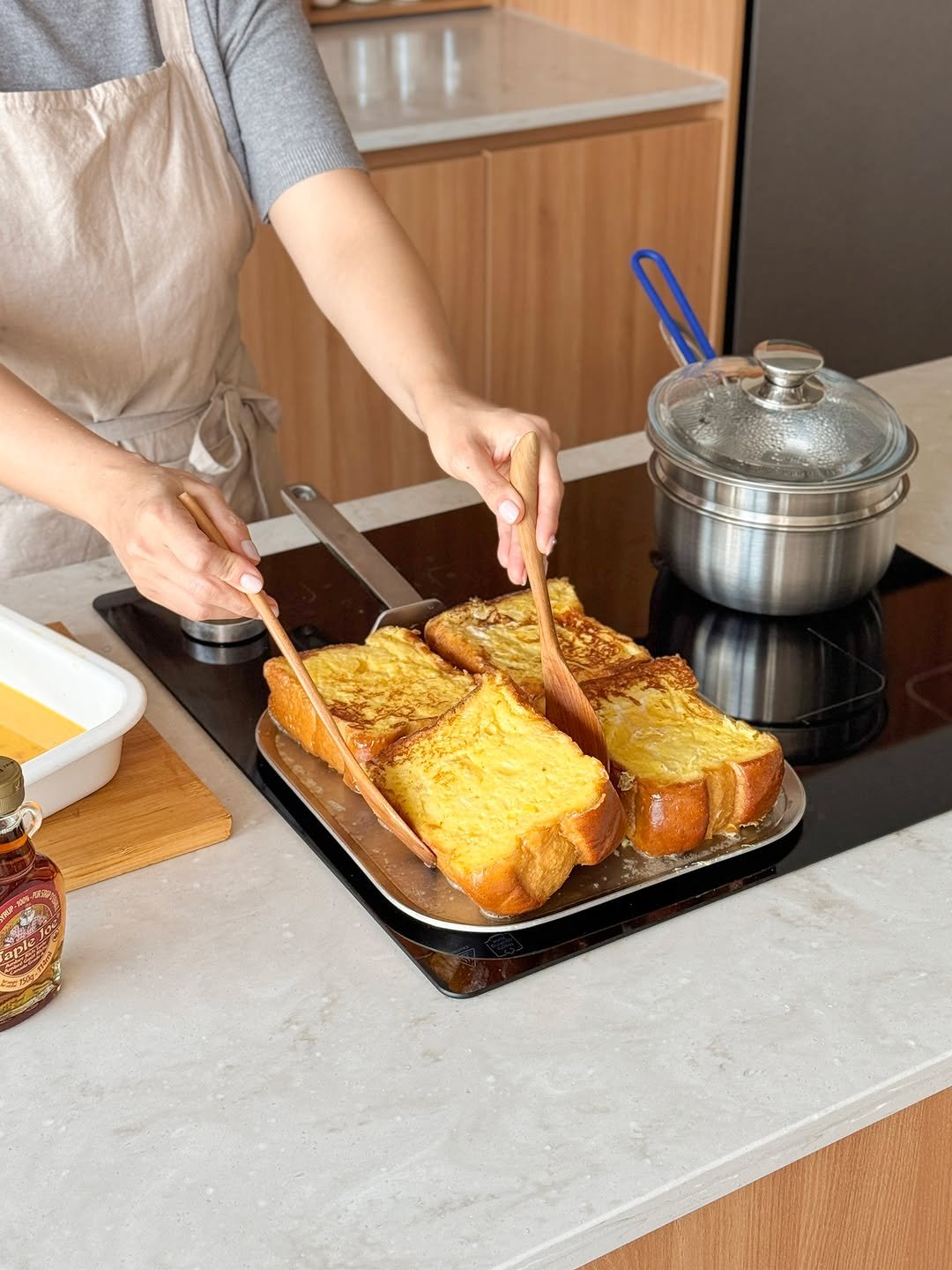 Photo by 로코하우스 ROCO HOUSE on September 25, 2025. May be an image of 1 person and baguette.