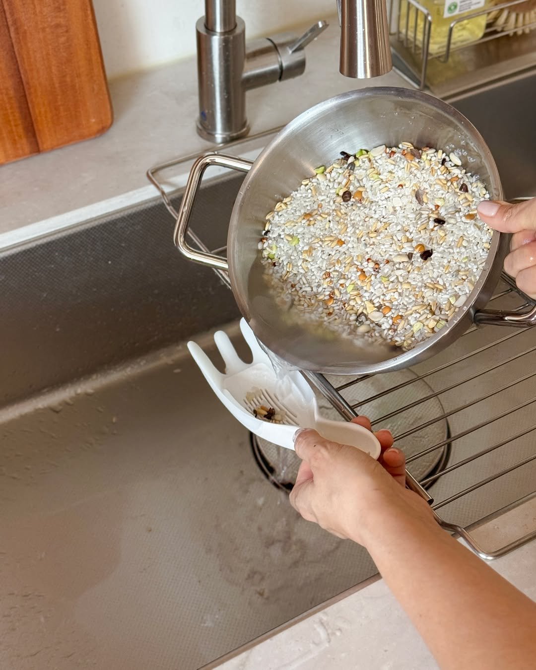 Photo by 로코하우스 ROCO HOUSE on August 16, 2025. May be an image of popcorn, strainer, tongs, kitchen appliance, dustpan, spatula and text.